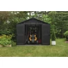 STRONGHOLD 10x8 műanyag kerti ház, zöldellő kertben, nyitott ajtókkal. A belső térben egy fűnyíró, szerszámok és polc található. Az időjárás-álló, strapabíró kialakítás extra tárolást kínál.