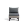 Modern, szürke kárpitozású, egy személyes kerti kanapé, természetes fa hatású aljjal és csúszásmentes párnákkal, fehér háttéren fotózva, ideális kültéri használatra. Moduláris kialakítása lehetővé teszi a könnyű variálást.