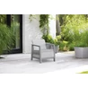 SCANDI Linea világosszürke kerti fotel teraszon elhelyezve, természetközeli környezetben. A kép a fotel kültéri használatát és elegáns megjelenését emeli ki.