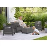 Grafitszürke SCANDI Linea kerti bútor szett modern ház teraszán, két fotellel, kanapéval és tárolófunkciós asztallal. A kép a szett elegáns megjelenését és közösségi használatát emeli ki.