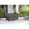 SCANDI Linea 2 személyes grafitszürke kerti kanapé teraszon elhelyezve, természetközeli környezetben. A kép a kanapé elegáns megjelenését és kültéri használatát emeli ki.