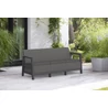 Grafitszürke SCANDI Linea 3 személyes kerti kanapé teraszon elhelyezve, természetközeli környezetben. A kép a kanapé elegáns megjelenését és kültéri használatát emeli ki.