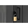 Fekete színű zárható Parcel Drop Box ajtója, arany színű kombinált lakattal, amely biztosítja a csomagok biztonságos tárolását. Az ajtó oldalán található fekete fogantyú és zárómechanizmus jól látható.